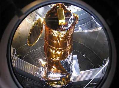 Ensayo térmico del telescopio  Corot  en una cámara de vacío.