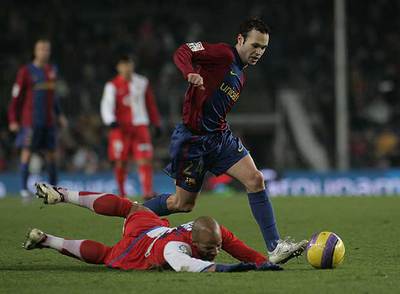 Iniesta supera a Luccin en el Camp Nou, durante el Barça-Atlético, el último partido de Liga disputado antes del parón navideño.
