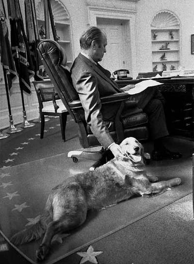 Gerald Ford, con su perro  Liberty  en el Despacho Oval en 1974.