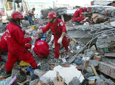 Un equipo de rescate aparta los escombros de un edificio derrumbado tras el terremoto, ayer en Taiwan.