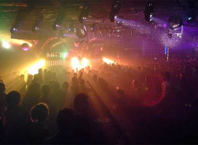 Pista de baile en una  macrofiesta  de Nochevieja.