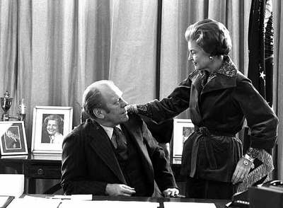 Spencer Tracy (a la derecha), en un fotograma de  Conspiración de silencio,  de John Sturges.