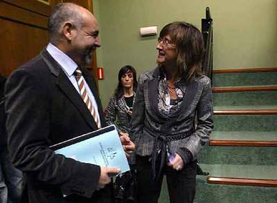 El portavoz parlamentario del PSE, José Antonio Pastor, charla con la  vicelehendakari,  Idoia Zenarruzabeitia, antes del inicio del debate parlamentario de ayer.