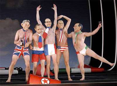 Escena de la ópera cómmica  Candide , de Leonard Bernstein, que se representa en el Thèâtre du Châtelet de París. Los actures llevan las máscaras de los mandatarios Tony Blair, Vladimir Putin, Jacques Chirac, George W. Bush y Silvio Berlusconi, y visten ropa interior y corbatas con la bandera de sus respectivos países.