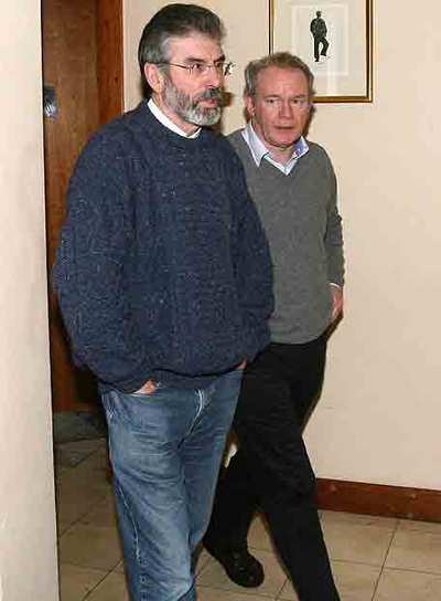 Gerry Adams (izquierda) y Martin McGuinness, ayer en Dublín.