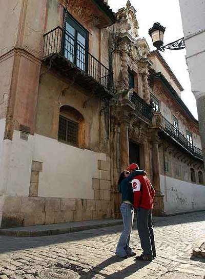 Portada, y fachada en curva que se adapta a la calle, del palacio de Peñaflor, ejemplo del llamado  barroco ecijano. 