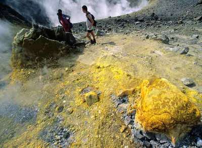 A 500 metros sobre el nivel del mar, los turistas caminan junto al cráter que corona la isla de Vulcano, en Italia, perteneciente al archipiélago de las Eolias.