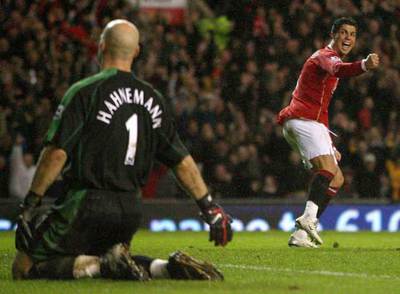Cristiano Ronaldo se mofa del portero del Reading, tras anotar uno de sus goles, ayer en Old Trafford.