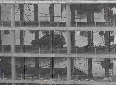 El aparcamiento de la terminal 4 de Barajas devastado tras la explosión, con un coche que permanecía aparcado.