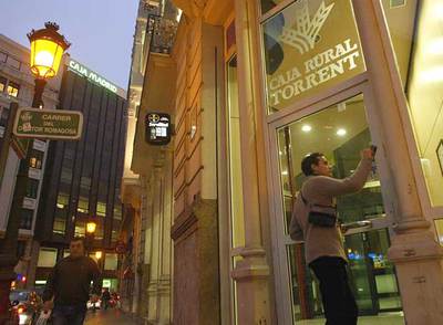 Bancos y cajas (en la imagen varias sucursales y oficinas de entidades de crédico en Valencia) han cerrado un buen ejercicio en 2006.