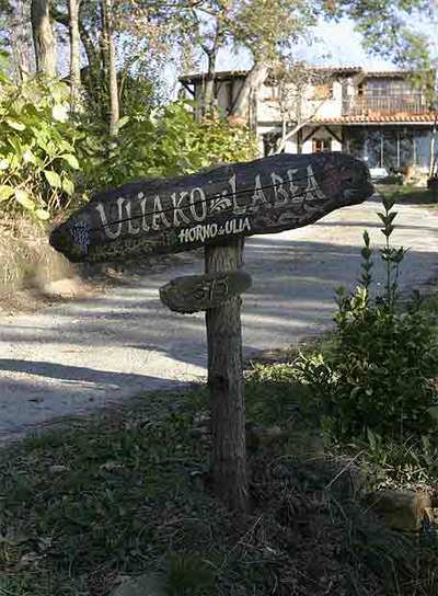 Entrada de la Granja de Las Doce Tribus en Ulía.