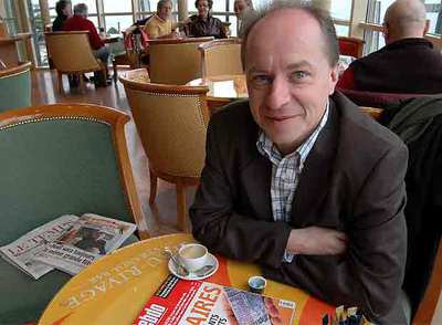 Alain Rebetez, redactor de  L'Hebdo,  en un café de Neuchâtel, Suiza.