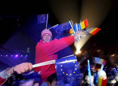 Banderas rumanas y de la UE durante la celebración del Año Nuevo, ayer en la plaza de la Universidad de Bucarest.