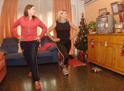 Auxiliadora García y su hija Ángeles Fernández prueban  Eye Toy Kinetic , el juego de la consola PlayStation 2.