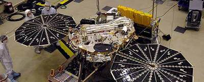 Montaje de la sonda espacial  Phoenix  de exploración de Marte en los talleres de Lockheed Martin.