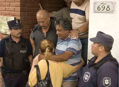 Luis Gerez (en el centro) sale de la fiscalía de Escobar, ayudado por su esposa, tras prestar declaración.