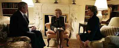 George W. Bush y su esposa, Laura, charlan con la viuda de Gerald Ford, Betty (centro), el lunes en Washington.