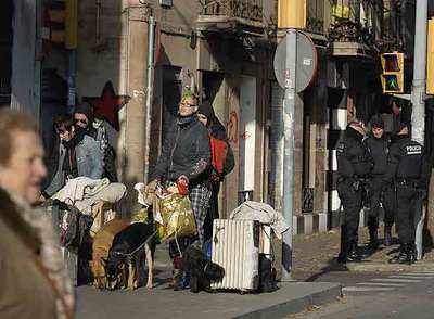 Cuatro jóvenes  okupas  desalojan la vivienda donde residían, en la calle Segre, en el barrio de Sant Andreu