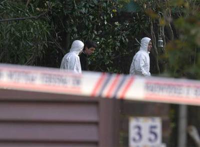 Agentes de la policía científica buscan pruebas en el jardín de la casa de Alsina.