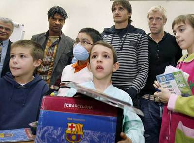 El Barça y el Espanyol, con los niños enfermos