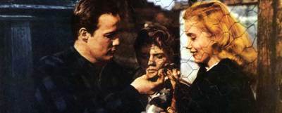 Marlon Brando y Eva-Marie Saint (a la derecha), en  La ley del silencio. 