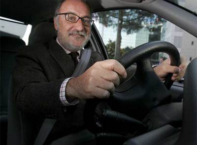El director general de Tráfico, Pere Navarro, junto a la sede de la DGT, antes de la entrevista.
