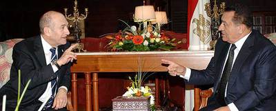 El primer ministro israelí, Ehud Olmert, conversa con el presidente egipcio, Hosni Mubarak, ayer en Sharm el Sheij.