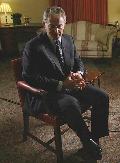 Blair se acomoda para una entrevista televisiva ayer en su despacho.