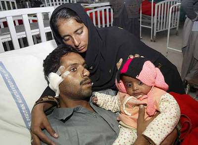 Mohammed Iqbal, con su esposa, Shahnaz Bibi, y su hija en el hospital donde se recupera de la agresión.