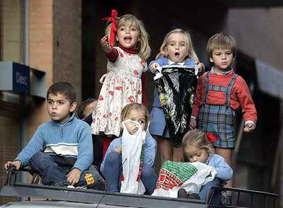 Los niños saludan a los Reyes Magos