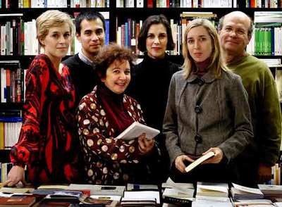 En la librería La Central de Barcelona, de izquierda a derecha, Olga Sala, de Melusina; Luis Miguel Solano, de Libros del Asteroide; Carola Moreno, de Barataria; Valeria Bergalli, de Minúscula; Diana Zaforteza, de Alpha Decay, y Juan Ramón Ortega, de La poesía, señor Hidalgo.