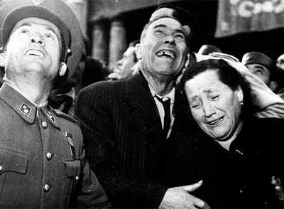 Escena de la película  Canciones para después de una guerra,  de Martín Patino.