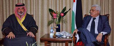 El primer ministro Ismail Haniya (izquierda) y el presidente Mahmud Abbas, durante su encuentro de ayer en Gaza.
