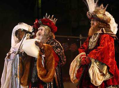 El rey Melchor lee el discurso al término del recorrido, en la plaza de Cibeles.