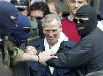 Bernardo Provenzano, escoltado por policías en Palermo, tras su detención en 2006.