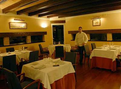 Comedor del restaurante La Espadaña, en Jaén. Abajo, melón   cantaloupe,   granadina helada y pistacho.