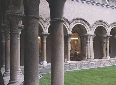 El monasterio que acoge el hotel Monestir de les Avellanes, en Os de Balaguer (Lleida), se remonta al siglo XII.