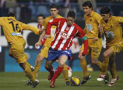 Fernando Torres, rodeado de jugadores del Nàstic.