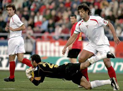 Prats coge la pelota ante el acoso de Urzaiz.