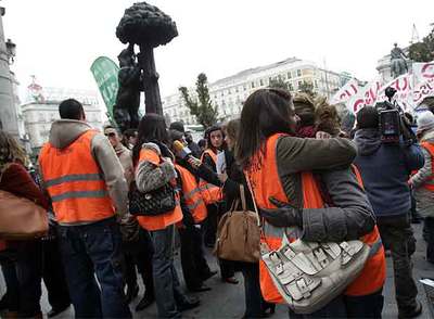 Trabajadores de Air Madrid, durante la concentración de ayer en la Puerta del Sol de la capital.