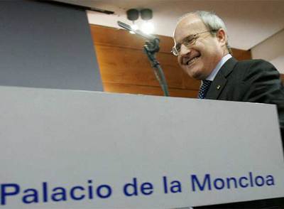 José Montilla, antes de comenzar la conferencia de prensa que ofreció ayer en el palacio de la Moncloa.