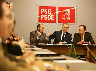 Ricardo Varela, Emilio Pérez Touriño y Antón Louro, ayer en la sede del PSdeG en Santiago.