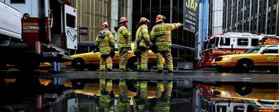 Técnicos del servicio de emergencia de Nueva York inspeccionan los alrededores del Madison Square Garden.