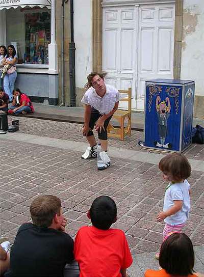  Manic Freak,  en un momento de la actuación.