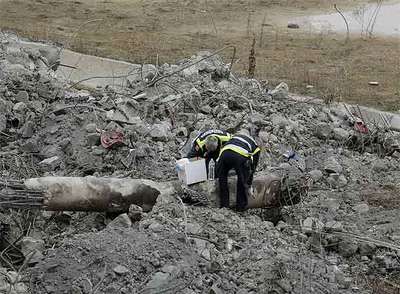 LOS TEDAX BUSCAN PISTAS ENTRE LOS ESCOMBROS