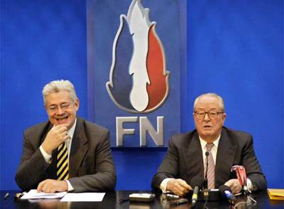 El líder de la ultraderecha francesa, Jean-Marie Le Pen (derecha), junto a su  número dos,  Bruno Gollnisch.