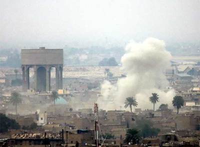Una nube de humo se eleva sobre la zona donde ayer hubo enfrentamientos entre la insurgencia y los militares.
