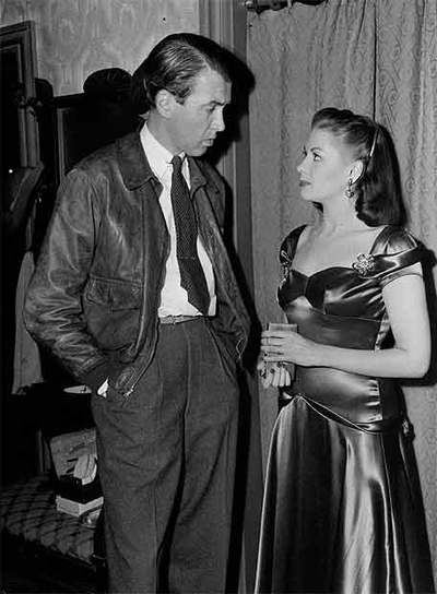 Una joven Yvonne de Carlo conversa con James Stewart en 1948.