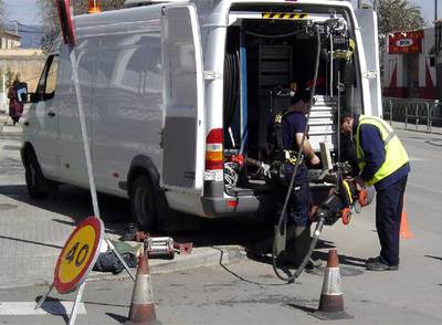 Instalación de fibra óptica por el alcantarillado.