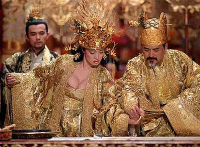 De izquierda a derecha, Jay Chow, Gong Li y Chow Yun Fat, en una imagen de  La maldición de la flor de oro.  